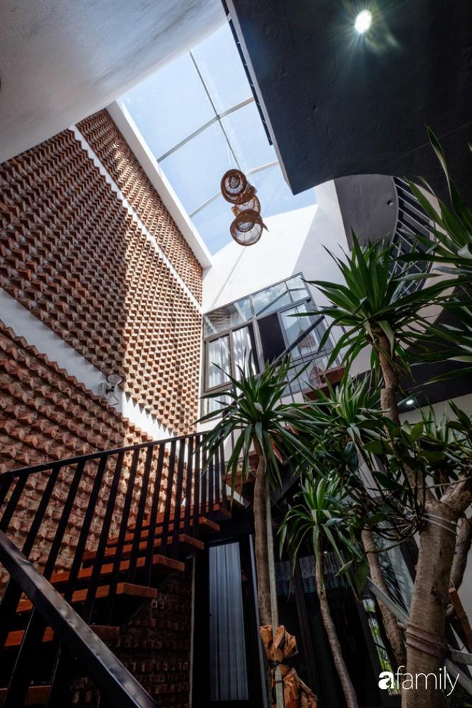 Rộng 160m², ngôi nhà ở Quảng Bình được dùng vật liệu đặc biệt để không gian sống đủ ánh sáng và gió trời dù không nhiều cửa sổ-13