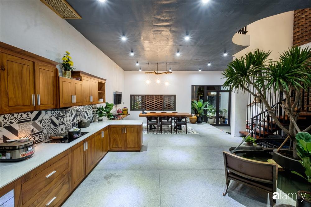 Rộng 160m², ngôi nhà ở Quảng Bình được dùng vật liệu đặc biệt để không gian sống đủ ánh sáng và gió trời dù không nhiều cửa sổ-9