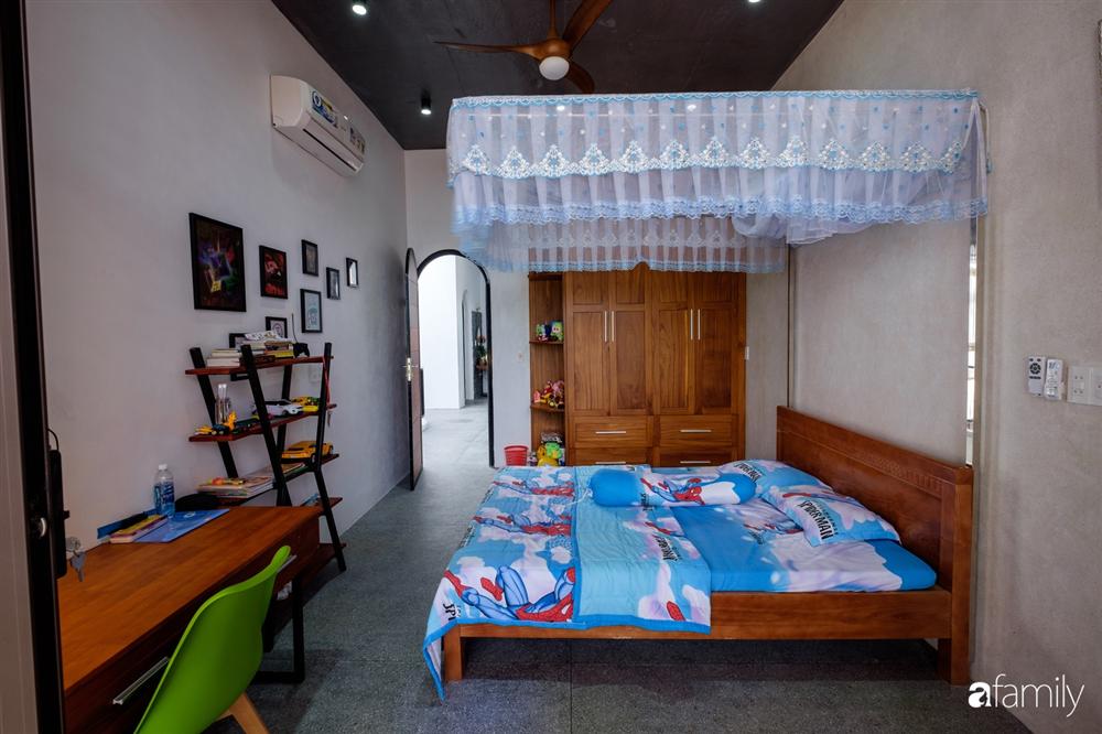 Rộng 160m², ngôi nhà ở Quảng Bình được dùng vật liệu đặc biệt để không gian sống đủ ánh sáng và gió trời dù không nhiều cửa sổ-18