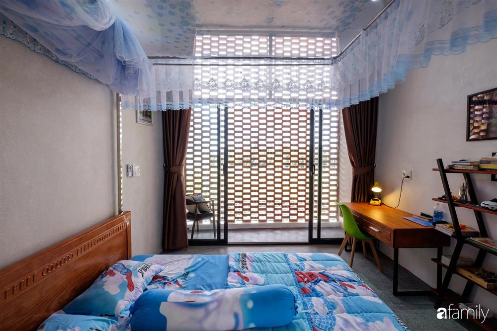 Rộng 160m², ngôi nhà ở Quảng Bình được dùng vật liệu đặc biệt để không gian sống đủ ánh sáng và gió trời dù không nhiều cửa sổ-19