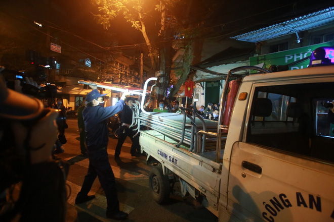 Phố Trúc Bạch được dỡ bỏ hàng rào phong tỏa, người dân vui mừng sau 14 ngày cách ly-2