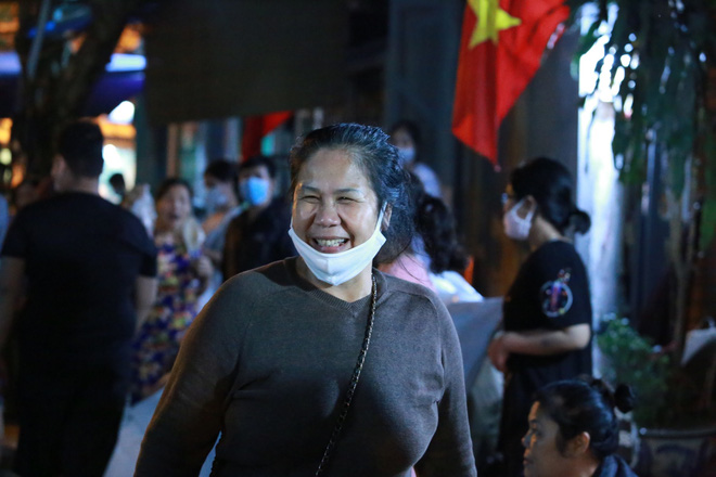 Phố Trúc Bạch được dỡ bỏ hàng rào phong tỏa, người dân vui mừng sau 14 ngày cách ly-5