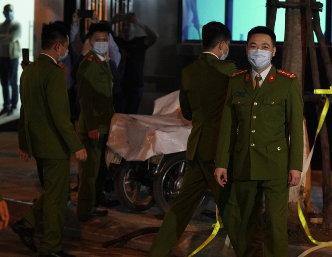 Phố Trúc Bạch được dỡ bỏ hàng rào phong tỏa, người dân vui mừng sau 14 ngày cách ly-6