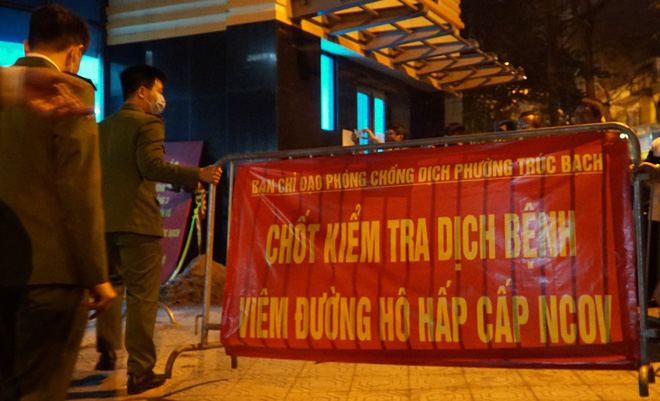 Phố Trúc Bạch được dỡ bỏ hàng rào phong tỏa, người dân vui mừng sau 14 ngày cách ly-12