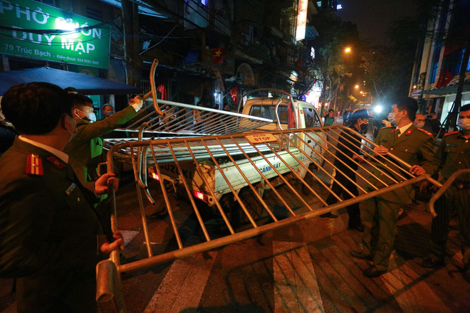 Phố Trúc Bạch được dỡ bỏ hàng rào phong tỏa, người dân vui mừng sau 14 ngày cách ly-8