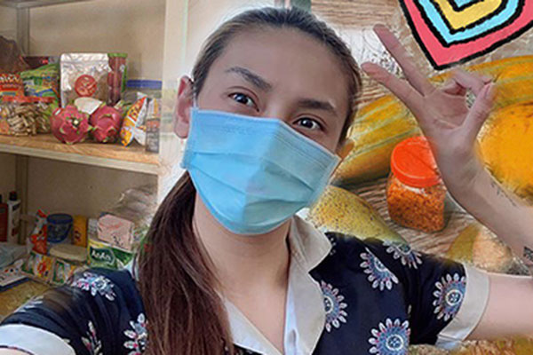Phòng cách ly ngập đồ ăn vặt như tiệm tạp hóa của Võ Hoàng Yến-1