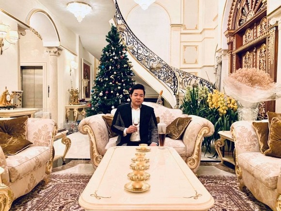 Sở hữu biệt thự dát vàng lấp lánh, ca sĩ Đập vỡ cây đàn Quang Lê khiến nhiều người bất ngờ về sự giàu có-2