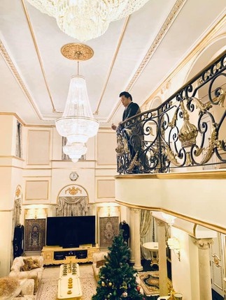 Sở hữu biệt thự dát vàng lấp lánh, ca sĩ Đập vỡ cây đàn Quang Lê khiến nhiều người bất ngờ về sự giàu có-5