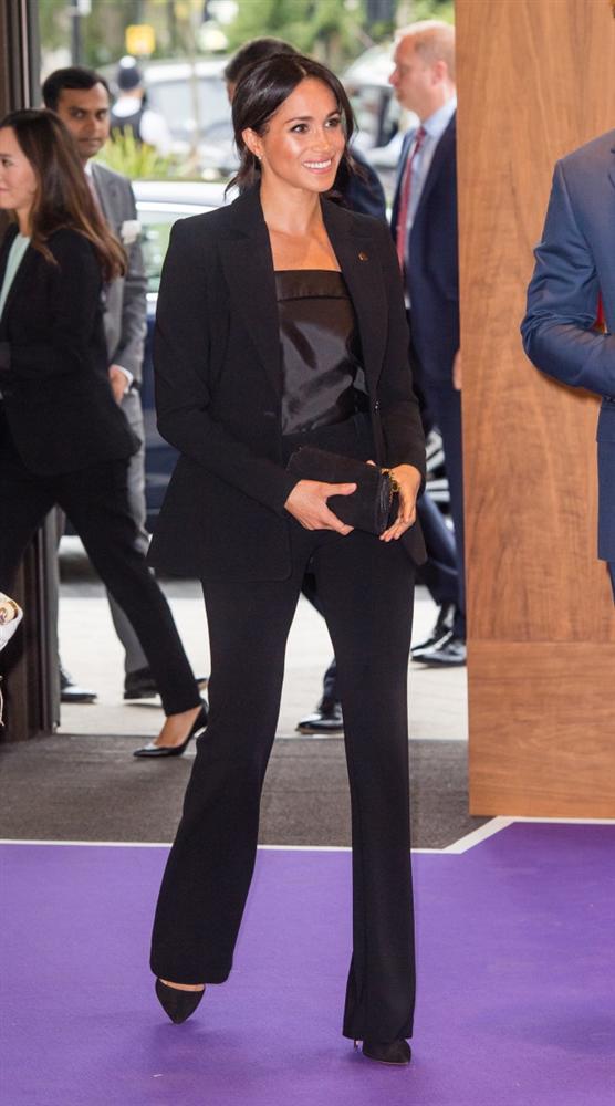 Lần đầu tiên Công nương Kate diện nguyên bộ suit, là học phá vỡ quy tắc Hoàng gia từ Meghan?-7