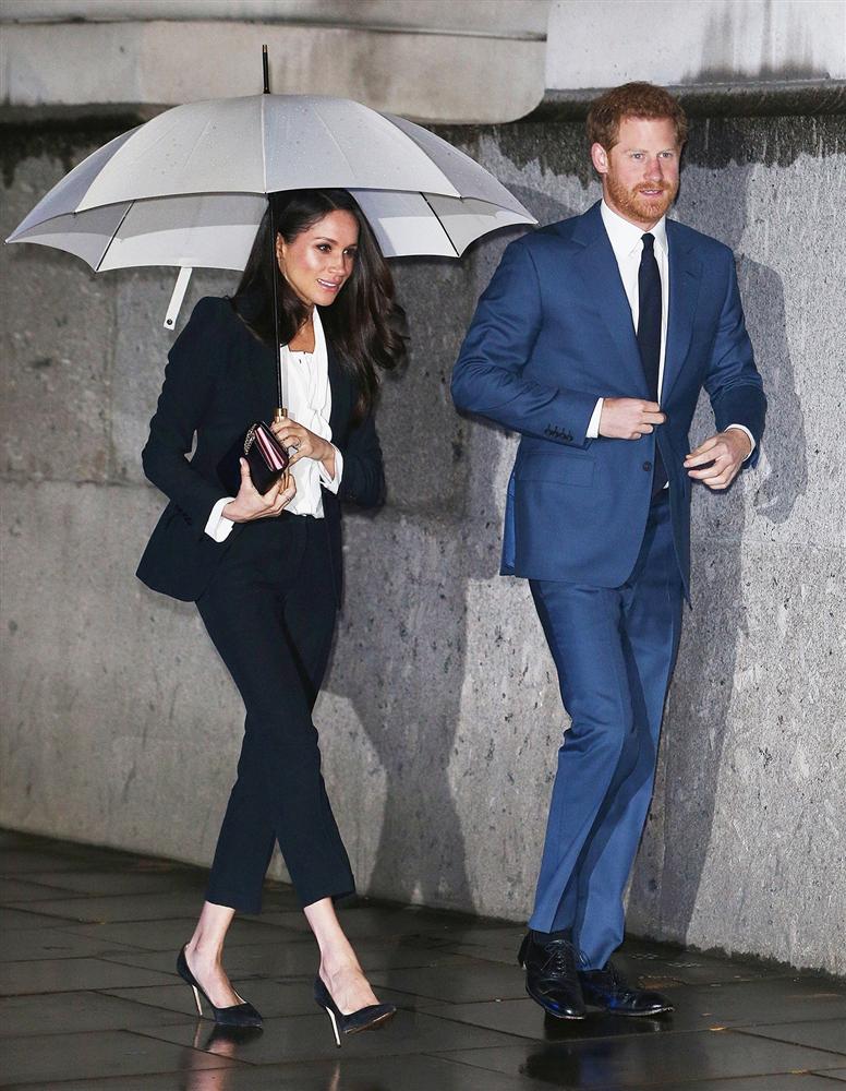 Lần đầu tiên Công nương Kate diện nguyên bộ suit, là học phá vỡ quy tắc Hoàng gia từ Meghan?-8