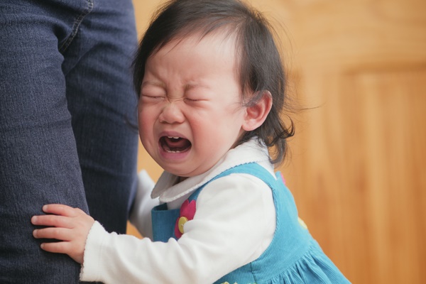 Cậu bé đang đi bỗng lăn đùng ra đất ăn vạ, nhưng hành động của ông bố khiến mọi người hoang mang không biết ai mới là người sai-5