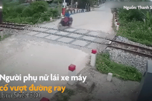 Nam thanh niên bị hất văng lên không trung vì phóng nhanh qua đường-1