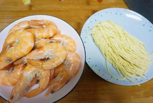 Một con tôm và một sợi mì cũng có thể thành món tuyệt ngon khiến chồng con bất ngờ-1