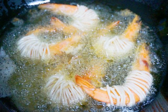 Một con tôm và một sợi mì cũng có thể thành món tuyệt ngon khiến chồng con bất ngờ-4