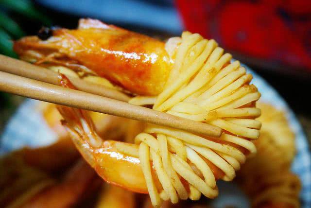 Một con tôm và một sợi mì cũng có thể thành món tuyệt ngon khiến chồng con bất ngờ-6