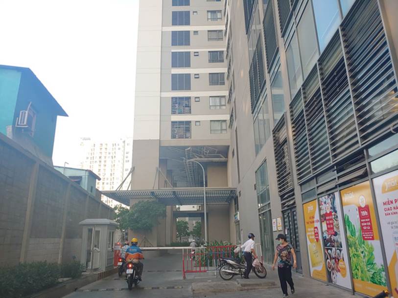 TP.HCM tiếp tục phong tỏa 1 dãy nhà tại chung cư Goldview, quận 4 có 2 người Anh nguy cơ cao nhiễm Covid-19-1