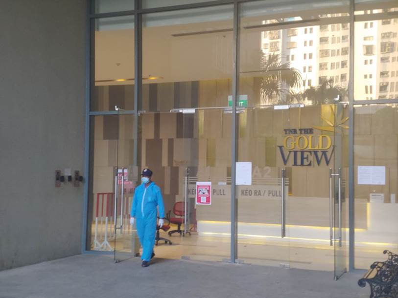 TP.HCM tiếp tục phong tỏa 1 dãy nhà tại chung cư Goldview, quận 4 có 2 người Anh nguy cơ cao nhiễm Covid-19-2