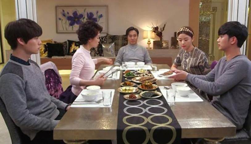 Ra mắt gia đình bạn trai, mẹ anh nhìn tôi một hồi rồi đưa ra điều kiện kết hôn khiến tôi ngỡ ngàng, bấn loạn-1