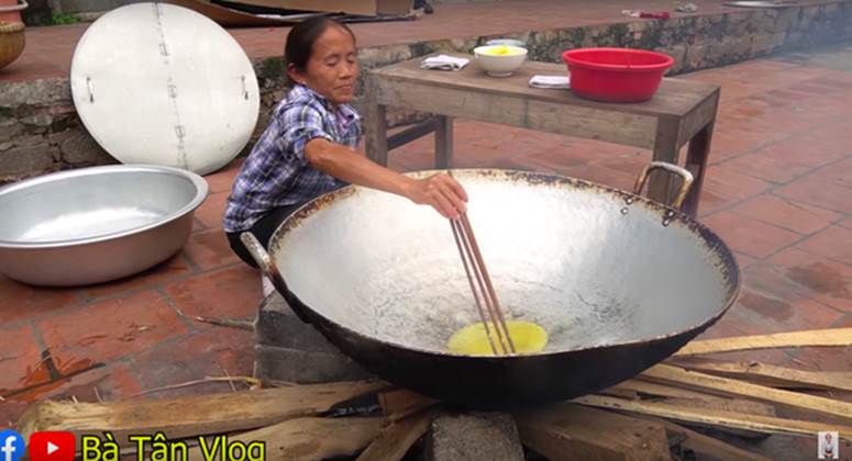Bắt trend bắp cần bơ”, bà Tân Vlog làm nia bỏng ngô khổng lồ với chiếc vung chảo tự chế đặc biệt, dân tình nghe tiếng bắp nổ sướng hết cả tai”-2