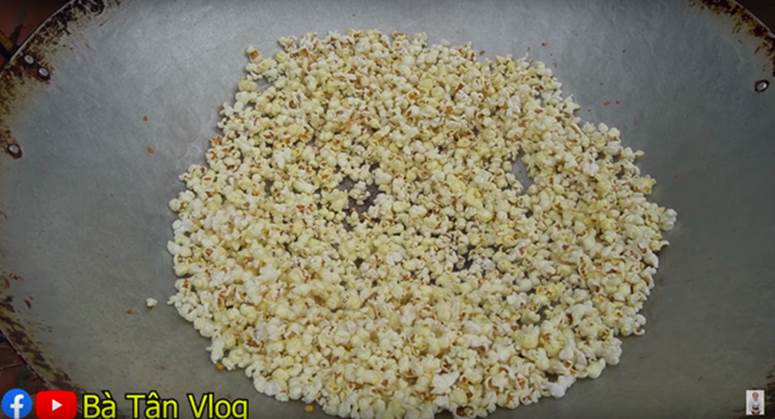 Bắt trend bắp cần bơ”, bà Tân Vlog làm nia bỏng ngô khổng lồ với chiếc vung chảo tự chế đặc biệt, dân tình nghe tiếng bắp nổ sướng hết cả tai”-5