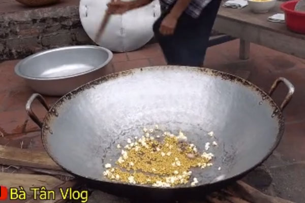 Bắt trend bắp cần bơ”, bà Tân Vlog làm nia bỏng ngô khổng lồ với chiếc vung chảo tự chế đặc biệt, dân tình nghe tiếng bắp nổ sướng hết cả tai”-4
