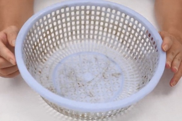 Rổ rau bẩn khó làm sạch? Chỉ cần vài tờ giấy là sạch hoàn toàn trong 5 phút-1