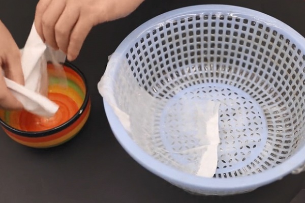 Rổ rau bẩn khó làm sạch? Chỉ cần vài tờ giấy là sạch hoàn toàn trong 5 phút-3