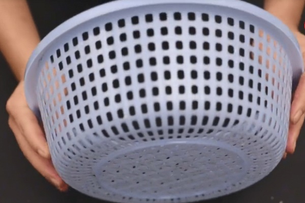 Rổ rau bẩn khó làm sạch? Chỉ cần vài tờ giấy là sạch hoàn toàn trong 5 phút-6