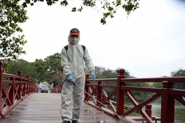 Đám đông bỏ chạy tán loạn khi người đàn ông hắt hơi trên bàn làm việc-1