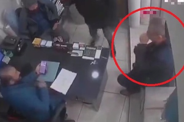 Ôtô phóng nhanh húc bay người lao công rồi bỏ chạy-1