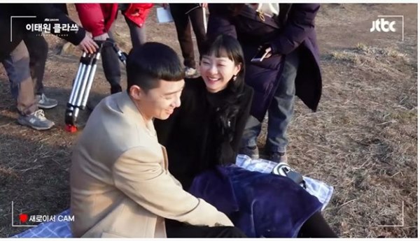 Ngất lịm clip hậu trường Park Seo Joon ngấu nghiến đè hôn điên nữ” ở Tầng Lớp Itaewon-7