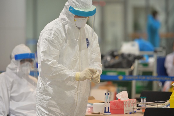 Bác sĩ bệnh truyền nhiễm không khai báo khi đi du lịch về, trở thành ca bệnh siêu lây nhiễm, ảnh hưởng 1.200 người và đối mặt với án tù-4