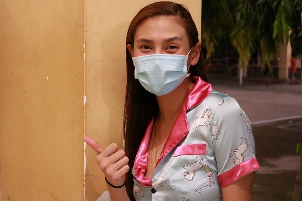 Cậu du học sinh từng nổi tiếng khi bày tiệm tạp hóa trong phòng cách ly tiếp tục tạo làn sóng với bộ ảnh cảm động về những người lính ướt đẫm mồ hôi nơi chống dịch-16