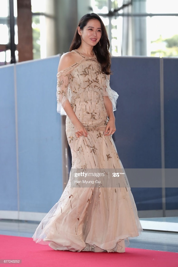 Màn đụng độ giữa Son Ye Jin và Lưu Diệc Phi 3 năm trước vẫn khiến dân tình cân não-1