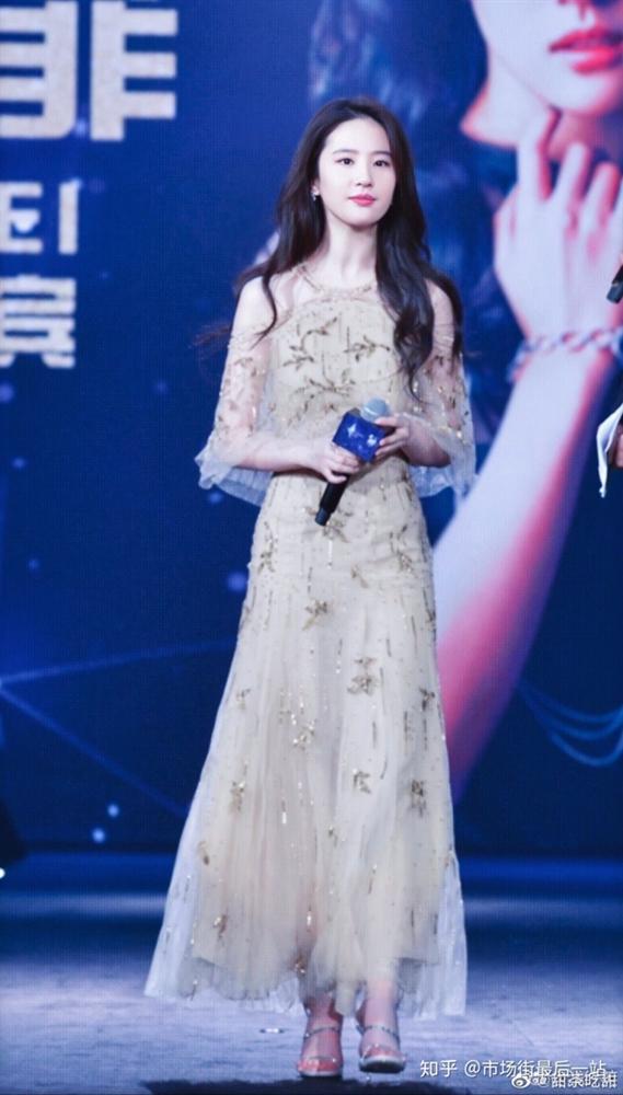 Màn đụng độ giữa Son Ye Jin và Lưu Diệc Phi 3 năm trước vẫn khiến dân tình cân não-4