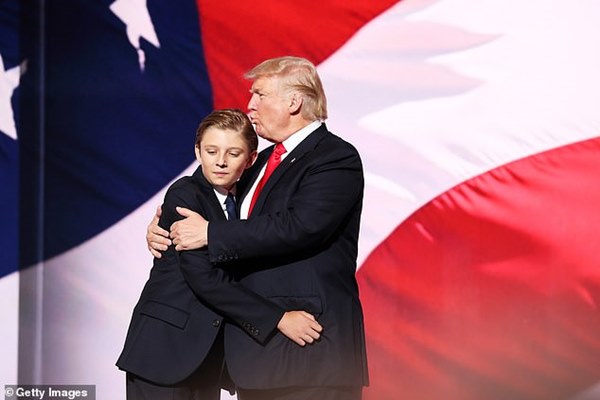 Quý tử Barron Trump cao gần 2m, đón sinh nhật tuổi 14 theo cách đặc biệt giữa thời điểm dịch Covid-19 lan rộng-2