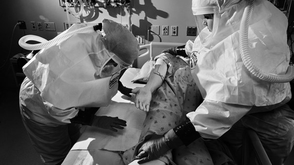 Mỹ thừa nhận hết hy vọng kiểm soát sự lây lan của virus corona, từ bỏ xét nghiệm diện rộng và đổi chiến thuật chống lại đại dịch Covid-19-1