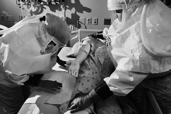 Mỹ thừa nhận hết hy vọng kiểm soát sự lây lan của virus corona, từ bỏ xét nghiệm diện rộng và đổi chiến thuật chống lại đại dịch Covid-19