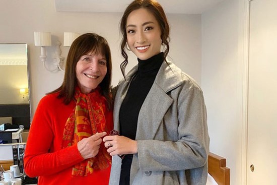 Chủ tịch Miss World Julia Morley dương tính với Covid-19, đương kim Hoa hậu thế giới và loạt nàng hậu phải cách ly