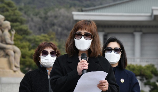 Chỉ 10 phút cởi bỏ khẩu trang, nữ sinh Hàn Quốc bị lây nhiễm Covid-19 từ người bệnh và trải nghiệm đau đớn: Tôi cảm giác như ruột bị xé toạc-2