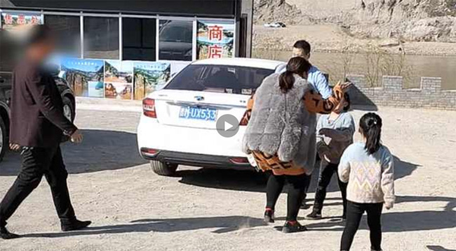 Con gái bị rơi xuống nước và được cứu thoát, thế nhưng bố mẹ chỉ chăm chăm làm một điều khiến mọi người bất bình-1