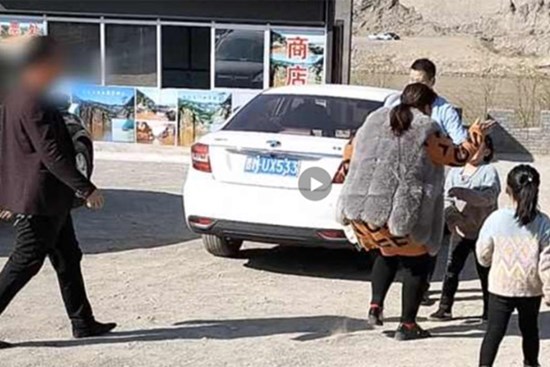 Con gái bị rơi xuống nước và được cứu thoát, thế nhưng bố mẹ chỉ chăm chăm làm một điều khiến mọi người bất bình