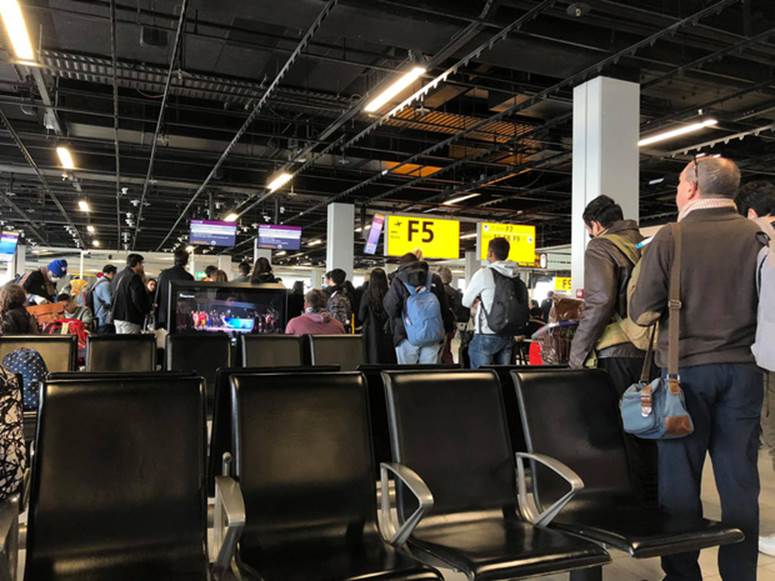 Hành trình về nước bão táp của nữ du học sinh: Những chuyến bay cuối cùng về Việt Nam và bát cháo hành của các chú bộ đội-3