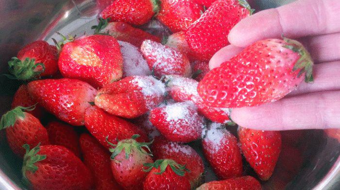Add 2 ingredients when washing strawberries to ensure cleanliness, no more pesticide residues-1