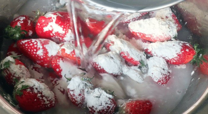 Add 2 ingredients when washing strawberries to ensure cleanliness, no more pesticide residues-2