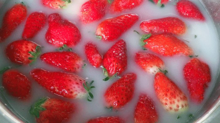 Add 2 ingredients when washing strawberries to ensure cleanliness, no more pesticide residues-3
