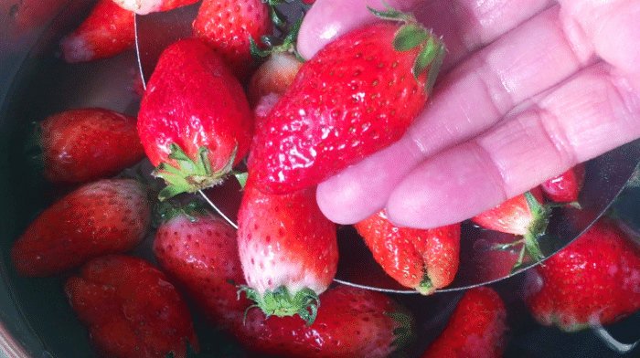 Add 2 ingredients when washing strawberries to ensure cleanliness, no more pesticide residues-4