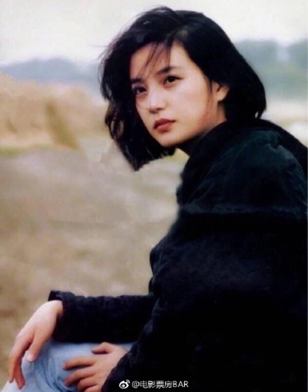 Năm 20 tuổi, Triệu Vy từng yêu say đắm một chàng thiếu gia giàu có, thậm chí tính chuyện kết hôn nhưng cuối cùng lại chứng kiến bạn thân trở thành cô dâu-2