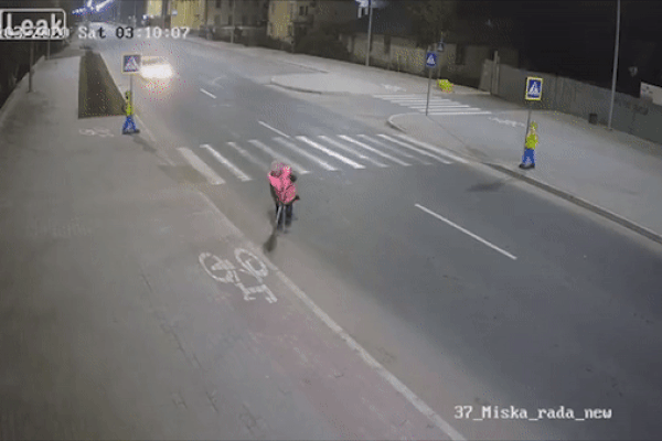 Xe máy phóng nhanh không quan sát đâm vào hai ôtô-1