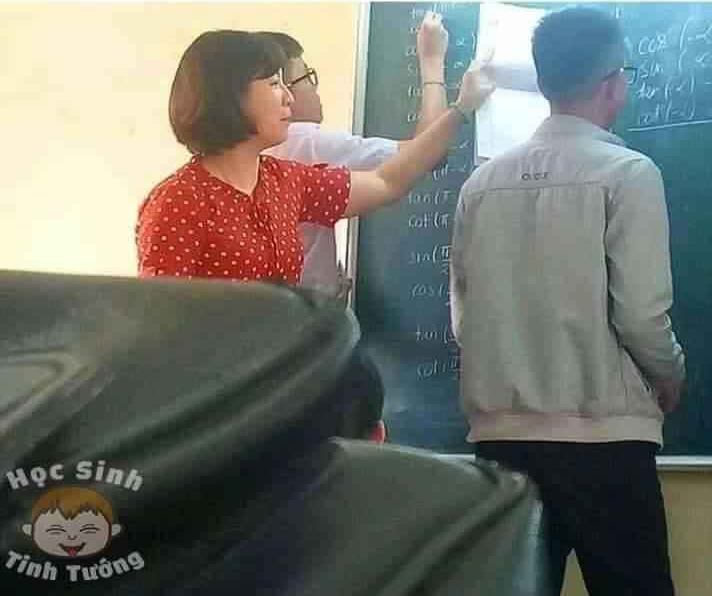 Nam sinh lên bảng không giải được bài bèn làm 1 việc, cô giáo không vừa đáp trả bằng hành động khiến cả lớp cười ngất-1